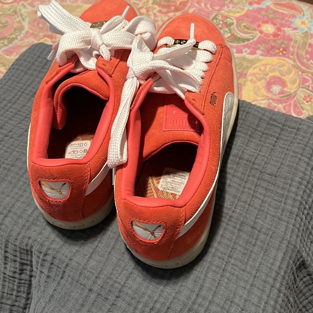 Ladie suede salmon 8.5 PUMA TENNIS SHOES - Picture 3 of 8